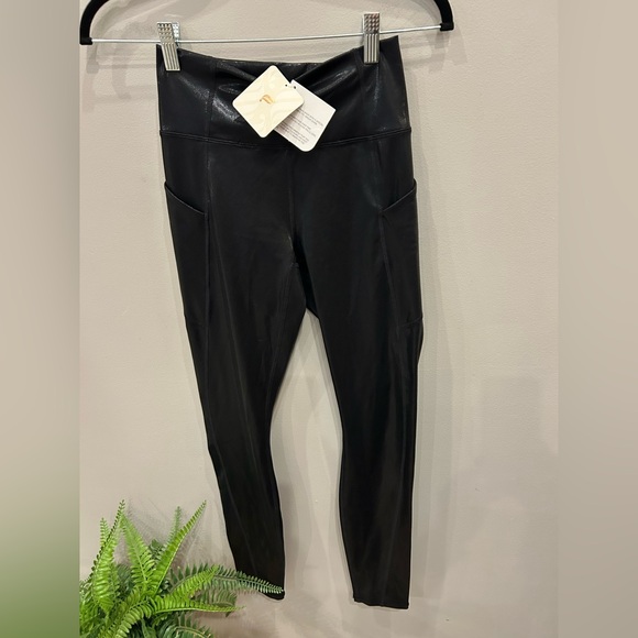 NWT 🍃 Fabletics Black Faux Leather Leggings Shiny Black Fog foil - size XS / 4 - Picture 4 of 12